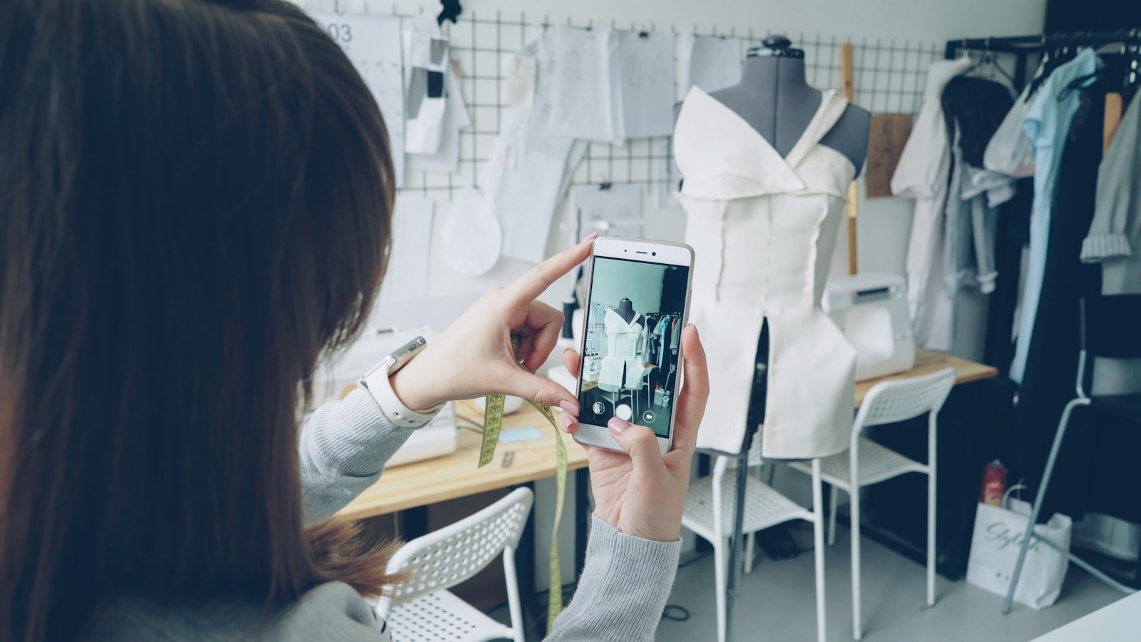 Best Closet Organizer App Features: Why You Need AI Auto-Tagging